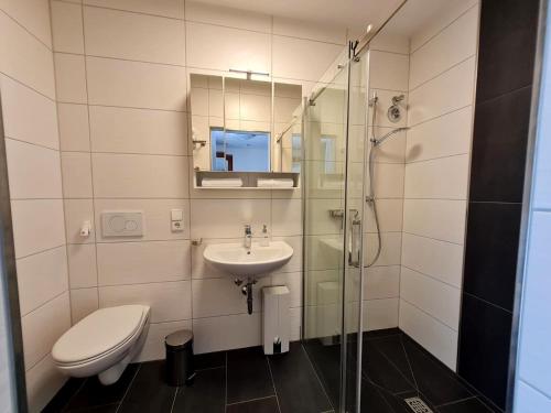 La salle de bains est pourvue de toilettes, d'un lavabo et d'une douche. dans l'établissement Relax, à Bad Wildbad