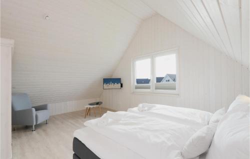 オルペニッツにあるAwesome Home In Ostseeresort Olpenitz With Kitchenの白いベッドルーム(ベッド1台、窓付)
