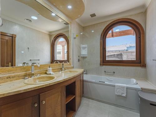 Phòng tắm tại LUXURY VILLA NAUTILUS Heated pool Spa