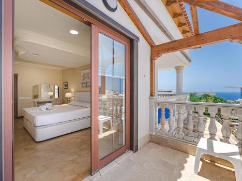 Giường trong phòng chung tại LUXURY VILLA NAUTILUS Heated pool Spa