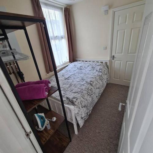 - une petite chambre avec un lit et un miroir dans l'établissement Groundfloor One Bedroom Apartment, à Ryde