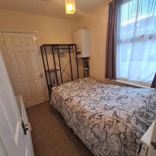 - une chambre avec un lit en face d'une fenêtre dans l'établissement Groundfloor One Bedroom Apartment, à Ryde