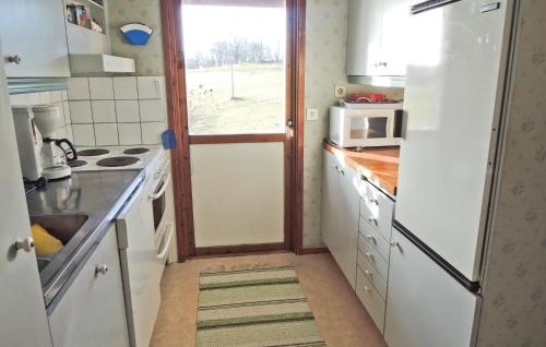 Η κουζίνα ή μικρή κουζίνα στο Lovely Home In Kungsäter With Kitchen