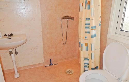 Ένα μπάνιο στο Lovely Home In Kungsäter With Kitchen