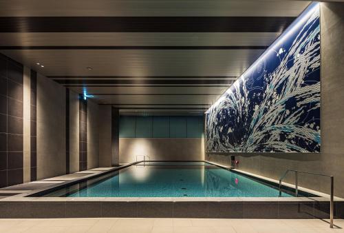 una piscina in un edificio con un dipinto sul muro di Tokyo Bay Shiomi Prince Hotel a Tokyo