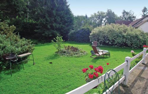 un jardín con una valla blanca, sillas y flores en 2 Bedroom Lovely Home In Dimont, en Dimont