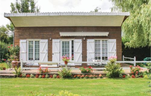 a small house with a bench in a yard at 2 Bedroom Lovely Home In Dimont in Dimont