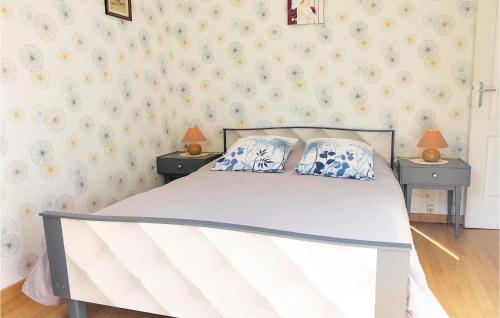En eller flere senge i et værelse på 2 Bedroom Lovely Home In Dimont