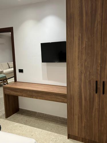 Μια τηλεόραση ή/και κέντρο ψυχαγωγίας στο Johannes Boutique Apartments & Suites