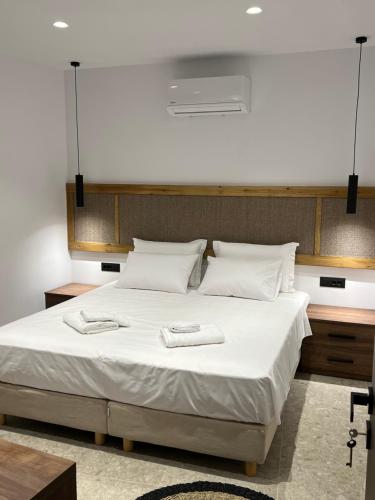 Ένα ή περισσότερα κρεβάτια σε δωμάτιο στο Johannes Boutique Apartments & Suites