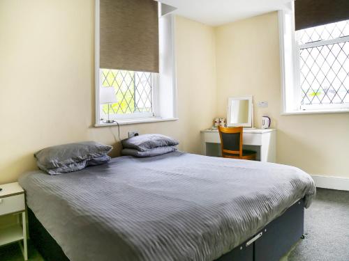 een slaapkamer met een bed met 2 kussens erop bij OYO Castle Hotel, Accrington in Accrington