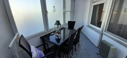 uma mesa e cadeiras num quarto com uma janela em Haus des Kurgastes Haus des Kurgastes 1 em Heiligenhafen