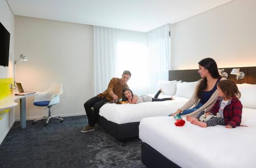 Voodi või voodid majutusasutuse Holiday Inn Express Sydney Macquarie Park by IHG toas