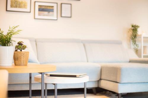 a living room with a couch and a table at Luz de Viro in Outes