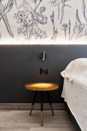 a bedroom with a table next to a bed at Hotel Astoria in Garda
