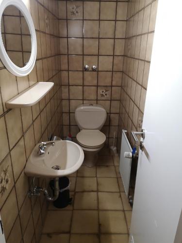 a small bathroom with a toilet and a sink at Wohnlich in Würselen