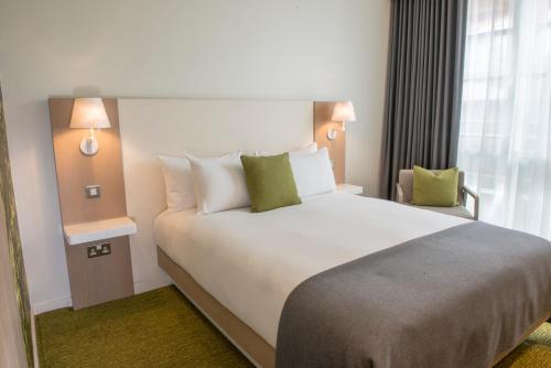 Una cama o camas en una habitación de The Orchard Hotel & Restaurant