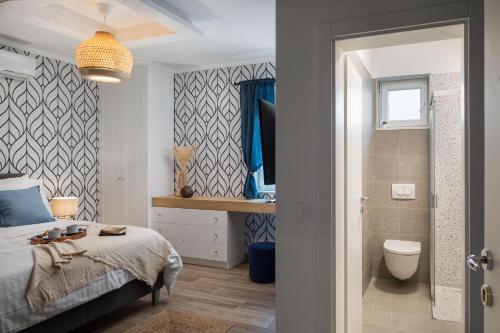 a bedroom with a bed and a bathroom with a toilet at Villas Pakoštane in Pakoštane