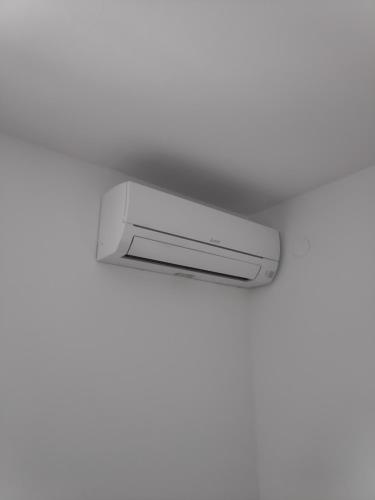 a white ceiling with a flush sensor on a wall at Apartman Ema in Tar