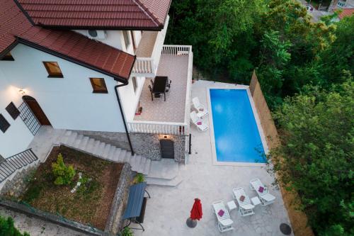 una vista aérea de una casa con piscina en Villa Old Town Stolac, en Stolac