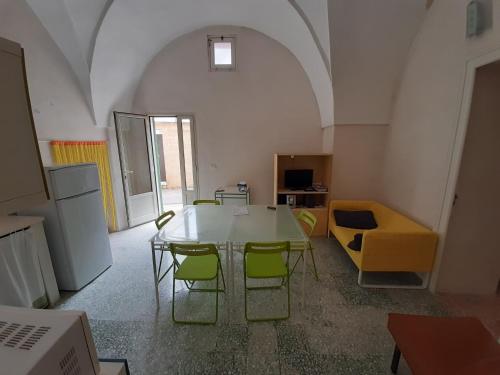 cocina con mesa y sillas en una habitación en Casa Centro Morciano, en Morciano di Leuca