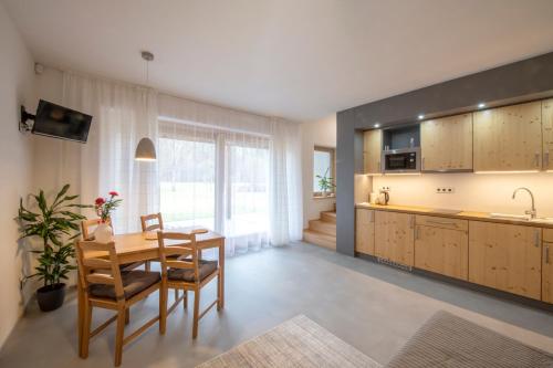 eine Küche und ein Esszimmer mit einem Tisch und Stühlen in der Unterkunft Apartmány U Jizery in Turnov