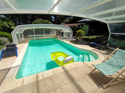 Der Swimmingpool an oder in der Nähe von MAS VALLCROSA Studio calme et confortable avec piscine