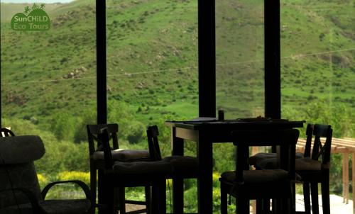 a table and chairs with a view of a mountain at Gnishik Eco Lodge in Gnishik
