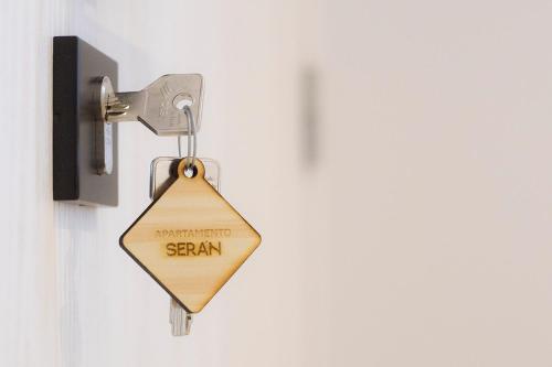 a sign attached to a door with the word spaan at Luz de Viro in Outes