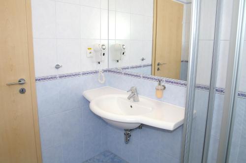 a bathroom with a sink and a mirror at Penzion Hacienda Ranchero in Pardubice