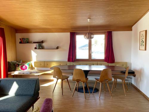 a living room with a table and chairs and a couch at La Civetta (714 La) in Valbella