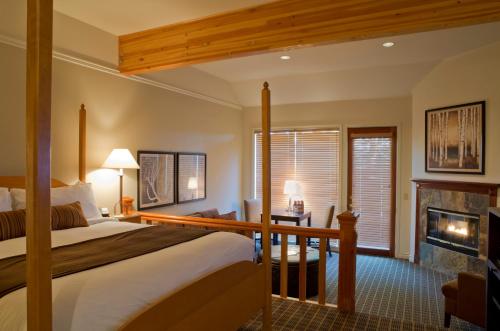 Una cama o camas en una habitación de Pine Ridge Inn