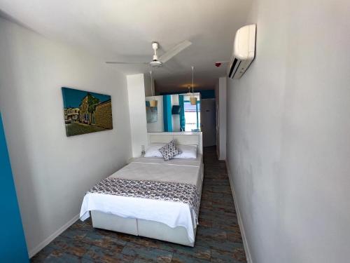 Una cama o camas en una habitación de Larimar Hotel Cesme