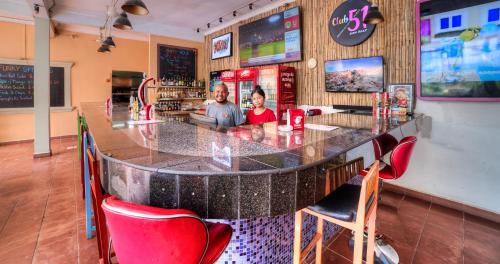 El salón o zona de bar de The Funky Village