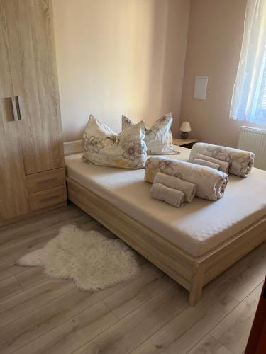 Ένα ή περισσότερα κρεβάτια σε δωμάτιο στο apartmánový dom Magda
