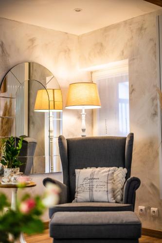 Gallery image of Les Charmes du Lac Gite Romantique avec jacuzzi privatif in Saint-Cyr