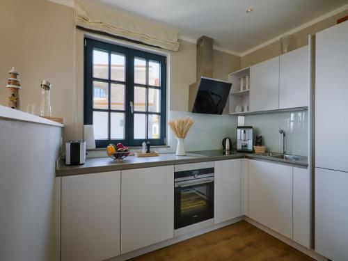 Cucina o angolo cottura di Reetland am Meer - Premium Reetdachvilla mit 3 Schlafzimmern, Sauna und Kamin F23