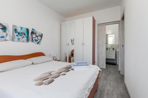 um quarto branco com 2 camas e toalhas em E-Bicocca em Milão