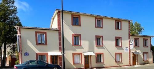 un bâtiment avec une voiture garée devant dans l'établissement Dary Locations, à Saint-Martin-en-Campagne
