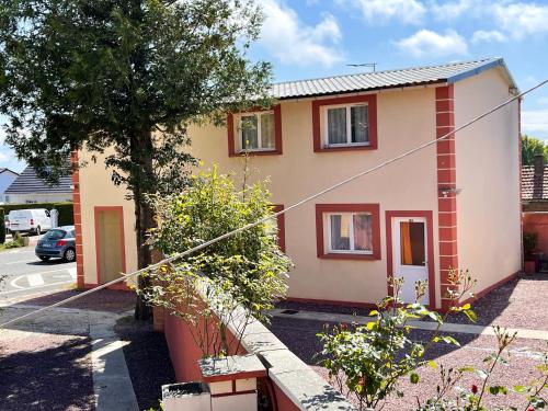 une petite maison avec un arbre en face dans l'établissement Dary Locations, à Saint-Martin-en-Campagne