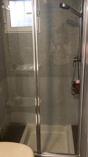 eine Dusche mit Glastür im Bad in der Unterkunft Cullera Mar y Montaña in Cullera