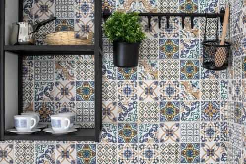 a room with a wall with blue and white tiles at La casa di Nonno in Milna