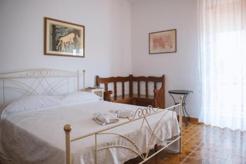 ein Schlafzimmer mit einem Bett mit zwei Handtüchern darauf in der Unterkunft Il Viaggiatore Errante in Fondi