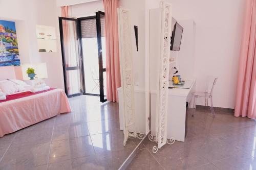 L'Orologio Guest Roomsにあるベッド