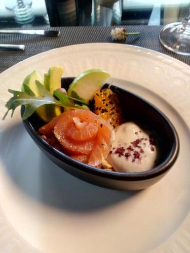 un bol noir de nourriture sur une assiette blanche dans l'établissement Maison du Chevalier des Huttes - Table et Chambres d'hôtes, à Vic-sur-Cère