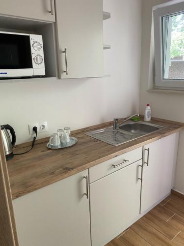 Cuisine ou kitchenette dans l'établissement Liget Üdülőpark Fonyód