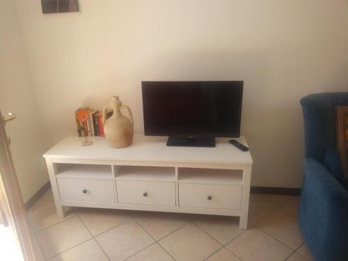 uma cómoda branca com uma televisão por cima em Oltre il Poggio del Sole em Marostica
