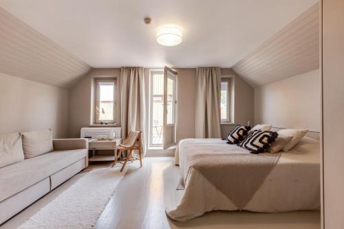 a bedroom with two beds and a couch at Nidos Banga in Nida