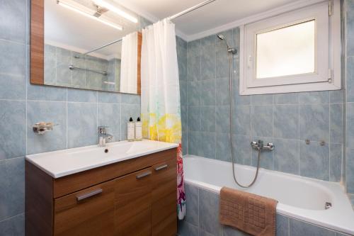 Koupelna v ubytování East City Living Apt - Netflix, Vesta Philoxenia