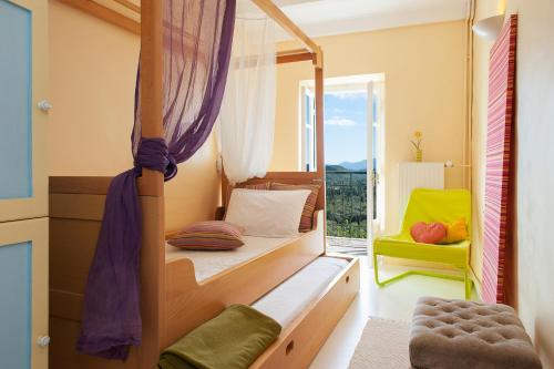 Áno KorakiánaにあるKorakiana Cottageのベッドルーム1室(二段ベッド2組付)、バルコニーが備わります。